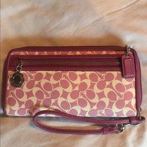❌SOLD❌Coach Chelsea Wallet/Wristlet💜